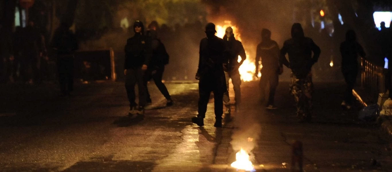 Πρόβα σύγκρουσης! – «Αναρχικοί μετανάστες» περιπολούν στα Εξάρχεια – Ετοιμάζουν «αντάρτικο»